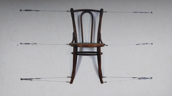 El-Hassan Róza: Nyújtott szék Stretched chair. 1995. faszék, acélhuzal, feszítő csavarok. 90 x 43,5 x 50 cm. / Ludwig Múzaum képeslapja, 2012.